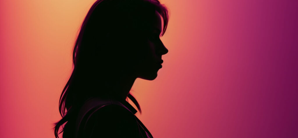 Silueta de mujer sobre fondo de degradado